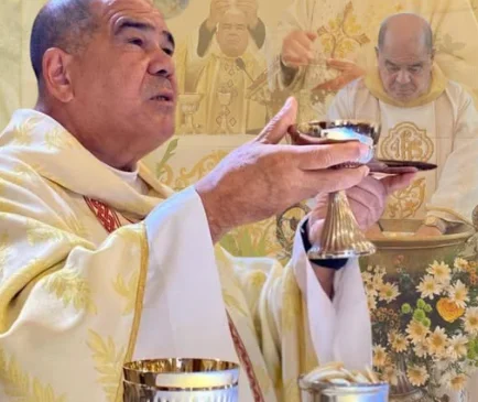 Es pastor en su propio pueblo natal