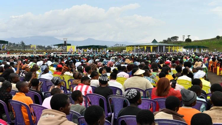 Miles de fieles asistieron, en una fiesta de colores y alegría, presenciaron la Santa Misa por la Paz y la Justicia en Bamenda   (@Vatican Media)