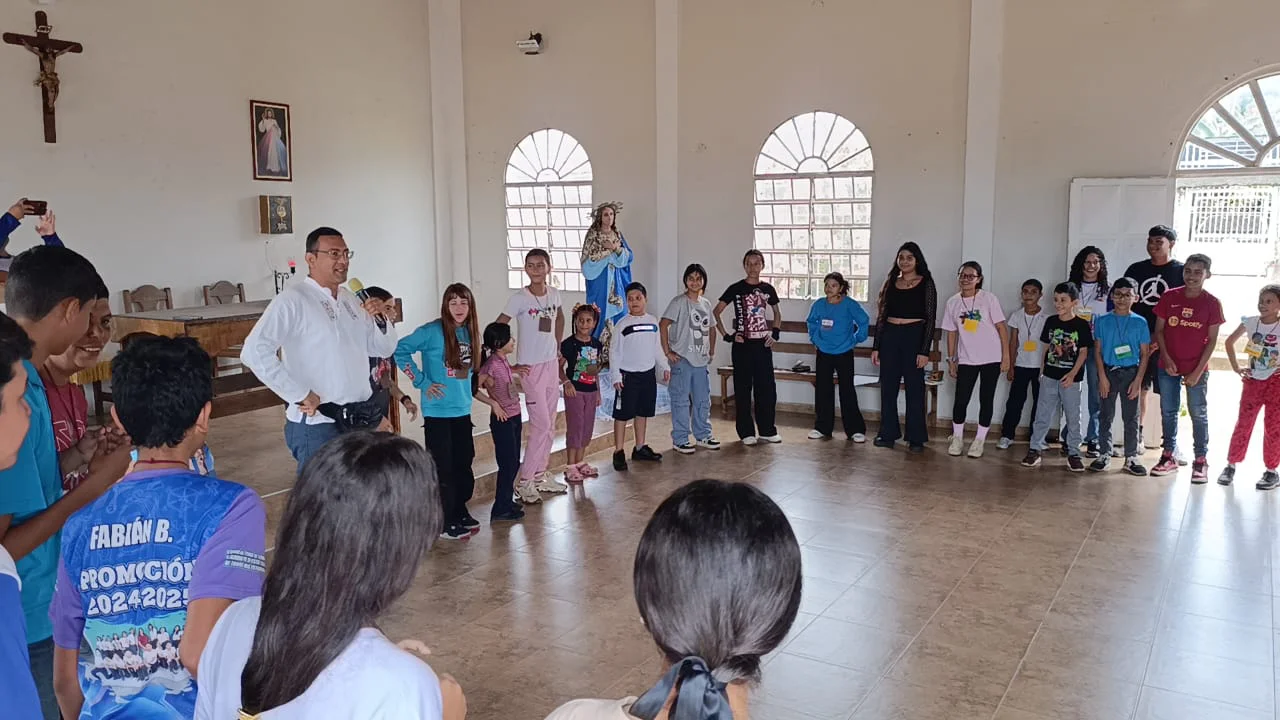 Padre Miguel Centeno acompañando uno de los momentos formativos