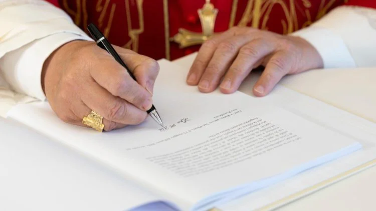 El Papa León XIV en la firma de la Carta Encíclica Magnifica Humanitas, 15 de mayo de 2026