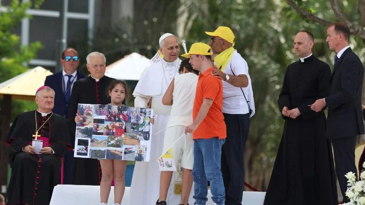 Momento del Papa León con los fieles de Acerra