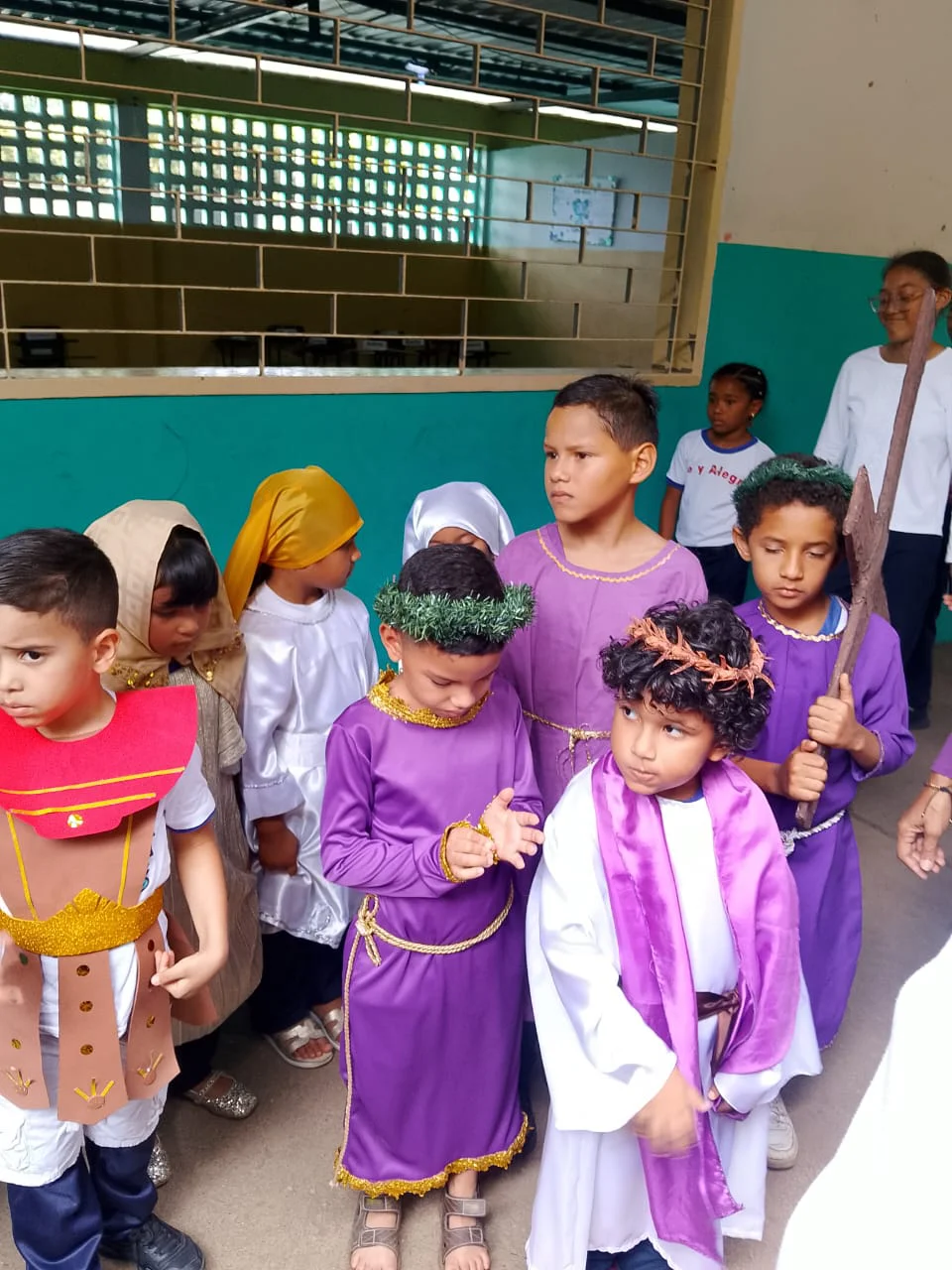 Niños escenifican escenas de la pasión del Señor